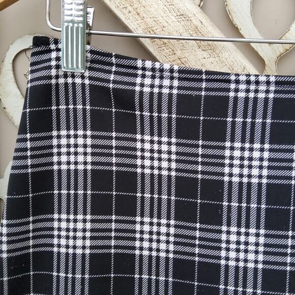 Jinx Women's Junior Ruffle Hem Plaid Skirt in Black & White Size Medium - Picture 3 of 5